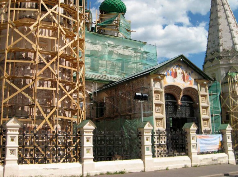 Процесс реставрации фасадов церкви Ильи Пророка
